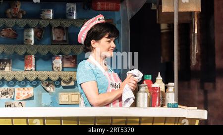 Hamburg, Deutschland. September 2023. Die Schauspielerin Kathi Damerow spielt seit 20 Jahren Margot, eine Snackverkäuferin, im Musical „heiße Ecke“. Quelle: Markus Scholz/dpa/Alamy Live News Stockfoto