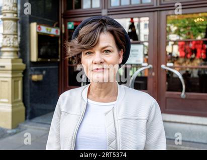 Hamburg, Deutschland. September 2023. Schauspielerin Kathi Damerow steht vor dem Tivoli Theater. Hier spielt sie seit 20 Jahren Margot, eine Snackverkäuferin, im Musical „heiße Ecke“. Quelle: Markus Scholz/dpa/Alamy Live News Stockfoto