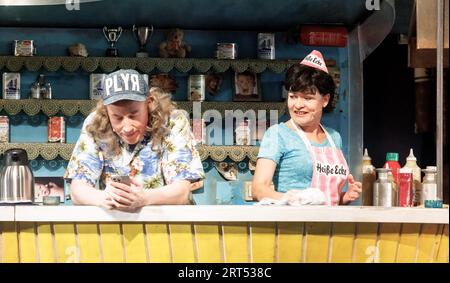 Hamburg, Deutschland. September 2023. Die Schauspielerin Kathi Damerow (r) spielt seit 20 Jahren Margot, eine Snackverkäuferin, im Musical „heiße Ecke“. Quelle: Markus Scholz/dpa/Alamy Live News Stockfoto