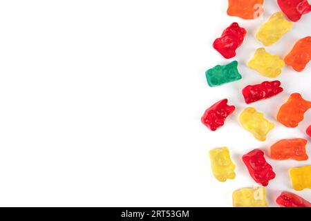 Ein Haufen bunter Süßigkeiten für Gelee-Bären auf weißem Hintergrund Stockfoto