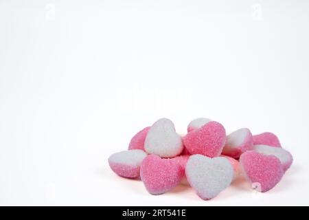 Ein Haufen herzförmiger Zuckerbonbons auf weißem Hintergrund Stockfoto