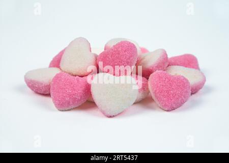 Ein Haufen herzförmiger Zuckerbonbons auf weißem Hintergrund Stockfoto