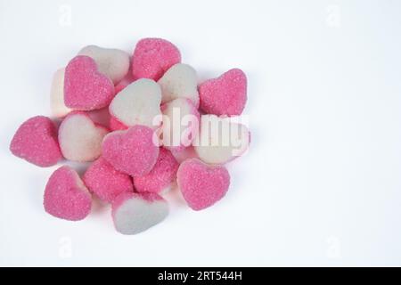 Ein Haufen herzförmiger Zuckerbonbons auf weißem Hintergrund Stockfoto