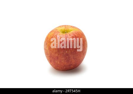 Einzelner perfekter frischer Bio-Ambrosia-Apfel mit Wassertropfen und Blatt auf weißem isoliertem Hintergrund, Schnittpfad. Roter Apfel ist antioxidative Frucht und h Stockfoto