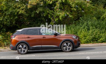 Milton Keynes, UK-Sept 10th 2023: 2017 Bronze Peugeot 3008 Auto auf einer englischen Straße. Stockfoto