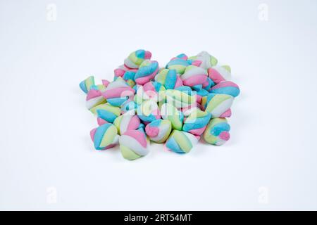 Ein Haufen Marshmallow Bonbons auf weißem Hintergrund Stockfoto