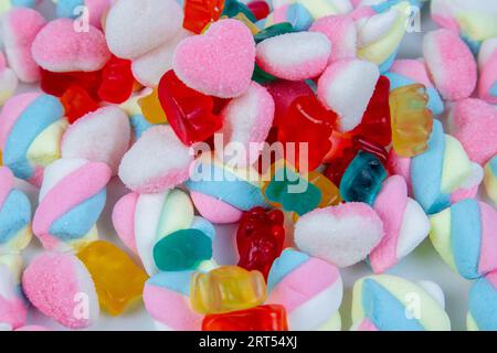 Häufung von verschiedenen Arten von Süßigkeiten und Süßigkeiten. Milchschokoladenbonbons und Gelee-Kaugummi. Stockfoto