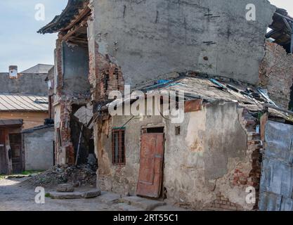 Ruinen eines abgebrochenen zweistöckigen Hauses, apokalyptischer Blick, grafische Elemente, 2. Weltkrieg, 1942 Stockfoto