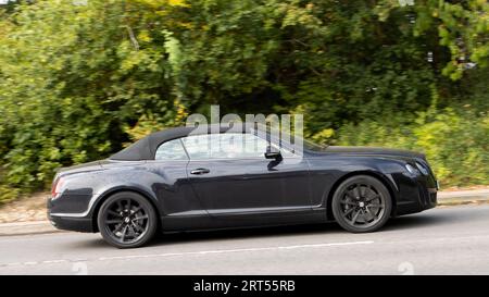 Milton Keynes, UK-September 10th 2023: 2011 schwarzer Bentley Continental Luxuswagen auf einer englischen Straße. Stockfoto