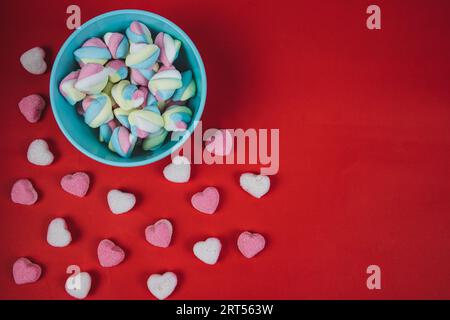 Marshmallow Bonbons in einer Schüssel und herzförmige Zuckerbonbons Stockfoto