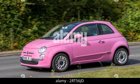 Milton Keynes, UK-Sept 10th 2023: 2010 rosa Fiat 500 Auto fährt auf einer englischen Straße. Stockfoto