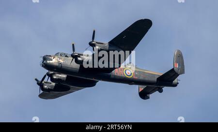Milton Keynes, Großbritannien - 3. September 2023: RAF 1945 Battle of Britain Memorial Flight Avro Lancaster Bomber PA474 Flypast. Stockfoto