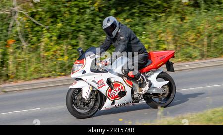 Milton Keynes, UK-Sept 10th 2023: 2001 Suzuki GSX R600 Motorrad in Lucky Strike Farben auf einer englischen Straße. Stockfoto