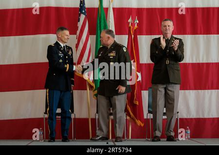 Camp Murray, Washington, USA. September 2023. Marc T. Brackett übernahm die Verantwortung als Chief Warrant Officer des Washington State Command vom Chief Warrant Officer 5 Tim Gorden während einer Zeremonie zur Änderung der Verantwortung in Camp Murray, Washington, 9. September 2023. Gordon, der die Position 2011 übernahm, wird nach mehr als 40 Jahren im Dienst in den Ruhestand gehen. (Bild: © Adeline Witherspoon/USA Army/ZUMA Press Wire) NUR REDAKTIONELLE VERWENDUNG! Nicht für kommerzielle ZWECKE! Stockfoto