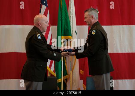 Camp Murray, Washington, USA. September 2023. TIM GORDEN (R), Chief Warrant Officer der Washington National Guard, feiert im Pierce County Readiness Center in Camp Murray, Washington, am 9. September 2023 seine über 40-jährige Dienstzeit. Gordon trat 1989 der Washington Army National Guard bei, nachdem er 5 Jahre als Offizier in Fort Lewis stationiert war. (Bild: © Adeline Witherspoon/USA Army/ZUMA Press Wire) NUR REDAKTIONELLE VERWENDUNG! Nicht für kommerzielle ZWECKE! Stockfoto