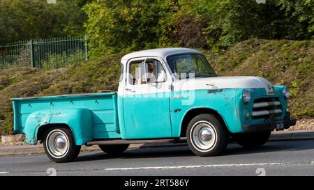 Milton Keynes, UK-September 10th 2023: Old 1955 Dodge Pick Up Truck auf einer englischen Straße. Stockfoto