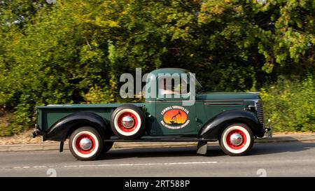 Milton Keynes, UK-September 10th 2023: 1940 Green Chevrolet Pick-up Truck auf einer englischen Straße. Stockfoto