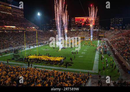 Arizona State Sun Devils erobern das Feld gegen die Oklahoma State Cowboys, Samstag, 10. September 2023, in Tempe, Arizona. Oklahoma State besiegte Arizona State mit 27:15. (Marcus Wilkins/Image of Sport) Stockfoto