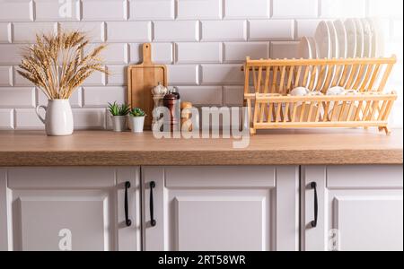 Vorderansicht der Küchenarbeitsplatte aus Holz mit einer Vielzahl von Küchengeräten und Utensilien aus umweltfreundlichen Materialien. Zero-Waste-Haus Stockfoto