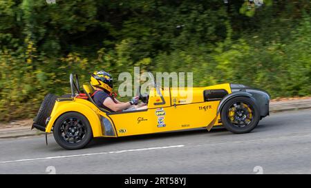 Milton Keynes, UK-Sept 10th 2023: 2005 gelbes Tiger Racing-Trikot, das auf einer englischen Straße fährt. Stockfoto