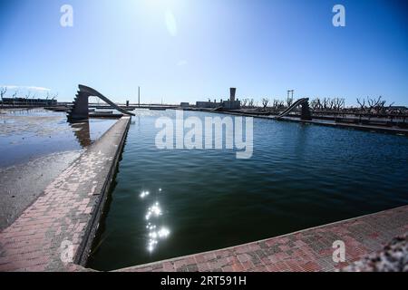 Alte Pools von Epecuen. Epecuen ist der Name einer ruinösen argentinischen Touristenstadt, 7 km von Carhue entfernt, im Bezirk Adolfo Alsina in der Provinz Buenos Aires. Die Stadt wurde 1921 am Ufer des gleichnamigen Sees gegründet, hatte etwa 1.500 Einwohner und wurde im Sommer von durchschnittlich 25.000 Touristen besucht. Seinen Gewässern werden heilende Eigenschaften aufgrund des hohen Salzgehalts zugeschrieben, der in diesen Jahren eine Touristenattraktion war. Im Jahr 1985 verließ eine Überschwemmung durch die Überschwemmung des Sees die Stadt vollständig unter Wasser und zwang die Evakuierung ihrer Bewohner. Die Stockfoto