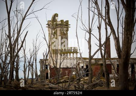 Das Schlachthaus Epecuen, das Werk des Architekten Francisco Salamone, befindet sich zwischen der Stadt Carhue und den Ruinen von Epecuen, einem Wahrzeichen der Zeit. Epecuen ist der Name einer ruinösen argentinischen Touristenstadt, 7 km von Carhue entfernt, im Bezirk Adolfo Alsina in der Provinz Buenos Aires. Die Stadt wurde 1921 am Ufer des gleichnamigen Sees gegründet, hatte etwa 1.500 Einwohner und wurde im Sommer von durchschnittlich 25.000 Touristen besucht. Seinen Gewässern werden heilende Eigenschaften aufgrund des hohen Salzgehalts zugeschrieben, der in diesen Jahren eine Touristenattraktion war. Stockfoto