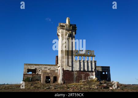 Epecuen, Buenos Aires, Argentinien. August 2023. Das Schlachthaus Epecuen, das Werk des Architekten Francisco Salamone, befindet sich zwischen der Stadt Carhue und den Ruinen von Epecuen, einem Wahrzeichen der Zeit. Epecuen ist der Name einer ruinösen argentinischen Touristenstadt, 7 km von Carhue entfernt, im Bezirk Adolfo Alsina in der Provinz Buenos Aires. Die Stadt wurde 1921 am Ufer des gleichnamigen Sees gegründet, hatte etwa 1.500 Einwohner und wurde im Sommer von durchschnittlich 25.000 Touristen besucht Stockfoto