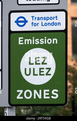 Schild „London Emissions Zone“. Transport for London, TfL, Emission Zones Sign in Stanmore, Greater London, UK. Das Schild zeigt LEZ, ULEZ und Transport for London. Dank: Stephen Bell/Alamy. Stockfoto