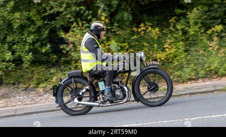 Milton Keynes, UK-Sept 10th 2023: Ein Mann mit einer Hi-Vis-Jacke, der auf einer englischen Straße mit einem 1930 Velocette GTP reitet. Stockfoto