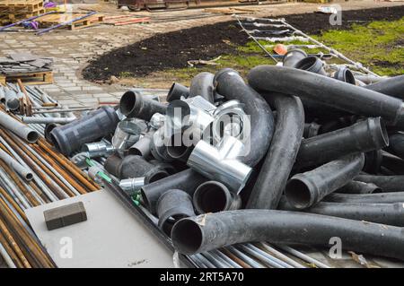 Große Abwasserrohre aus schwarzem Kunststoff für den Bau von Wasserrohren oder Abwasserkanälen auf einer Baustelle während der Reparatur. Stockfoto