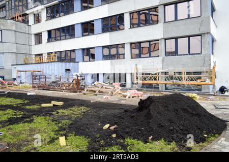 Bau eines großen mehrstöckigen komfortablen Betonzementgebäudes modernes, mehrstöckiges Gebäude mit monolithischem Rahmen und Fenstern, Wänden und Balkonen. Stockfoto