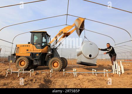 Luannan County - 8. März 2019: Ingenieure und Techniker installieren gasbefeuerte Kessel auf Farmen im Luannan County, Provinz Hebei, China Stockfoto