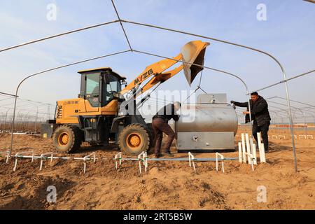 Luannan County - 8. März 2019: Ingenieure und Techniker installieren gasbefeuerte Kessel auf Farmen im Luannan County, Provinz Hebei, China Stockfoto