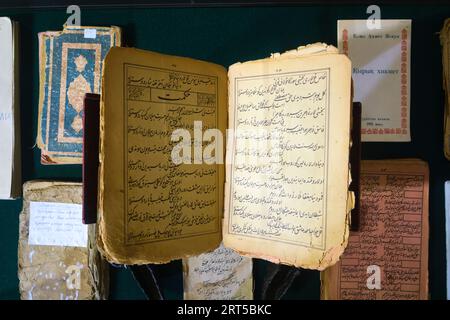 Zu sehen sind alte Texte, Bücher auf arabisch. In der unterirdischen Moschee in Turkestan, Kasachstan. Stockfoto