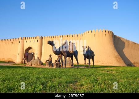 Die Skulptur zeigt eine typische Gruppe von Männerhändlern, Kamele, die für die Nacht ruhen. An der bronzenen Silk Road Caravan Skulptur vor dem alten f Stockfoto