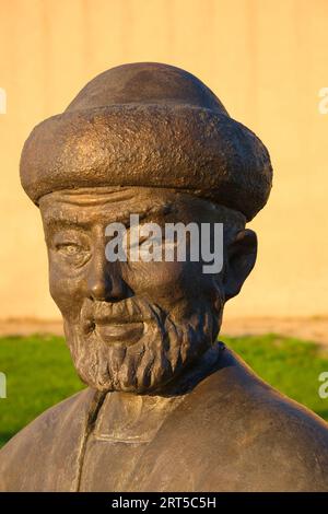 Detailansicht des bärtigen Kopfes eines typischen man Traders. An der bronzenen Karawanen-Skulptur der Seidenstraße vor der alten Festungsmauer in Turkestan, Kaz Stockfoto