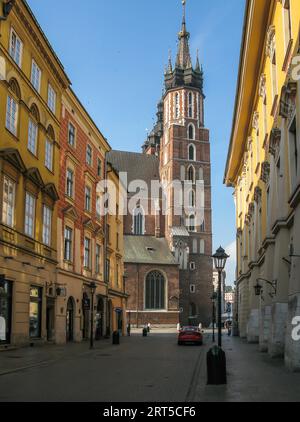 Blick auf die Florianska-Straße und die Türme von St. Marienkirche, Krakau, Polen Stockfoto