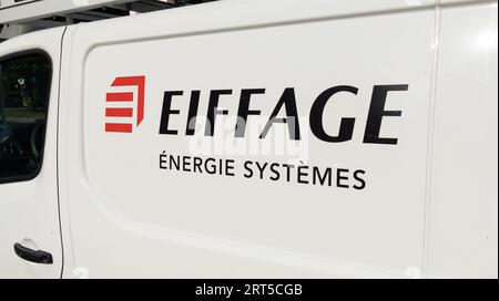 Bordeaux, Frankreich - 09 04 2023 : Eiffage Energie systemes Markenlogo und Signaltext auf Tafel van Aufkleber Energy Systems Baustelle der Industrie Stockfoto