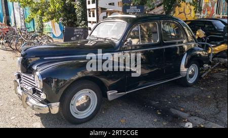 Bordeaux, Frankreich - 09 04 2023 : Peugeot 203 schwarz 50er Jahre Vintage Retro-Auto mit offenem Dach französisch populär Fahrzeug Stockfoto