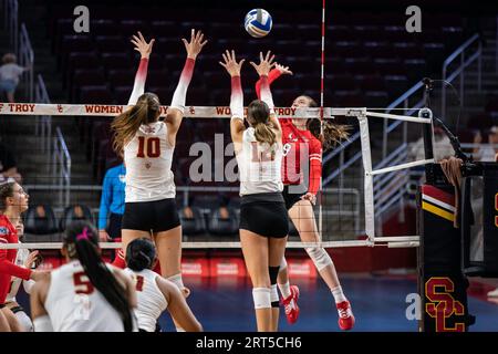 Die Marist Red Foxes Setter Anne Mahler (9) Spike Attest wird von der USC Trojans Middle Blocker Lindsey Miller (10) und dem Gegenspieler Madison Pietsc verteidigt Stockfoto