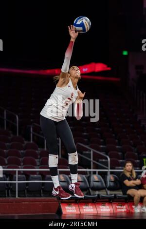 USC Trojans Outside Hitter London Wijay (2) dient während eines NCAA Frauen-Volleyball-Matches gegen die Marist Red Foxes, Samstag, 9. September 2023, A Stockfoto