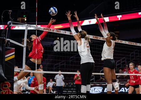 Marist Red Foxes versucht, einen Ball gegen USC Trojans vor dem Hitter London Wijay (2) und dem Mittelblocker zu werfen Stockfoto