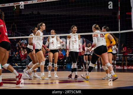 USC Trojans Outside Hitter London Wijay (2) feiert mit Teamkollegen während eines NCAA Frauen-Volleyball-Matches gegen die Marist Red Foxes, Samstag, S Stockfoto