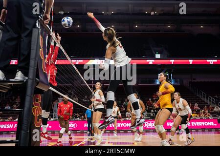 USC Trojans Outside Hitter London Wijay (2) spitzt den Ball während eines NCAA-Frauen-Volleyballspiels gegen die Marist Red Foxes am Samstag, den 9. September Stockfoto