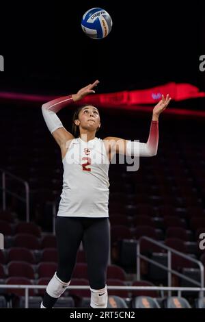 USC Trojans Outside Hitter London Wijay (2) dient während eines NCAA Frauen-Volleyball-Matches gegen die Marist Red Foxes, Samstag, 9. September 2023, A Stockfoto