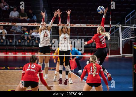 USC Trojans vor dem Hitter London Wijay (2) und dem Mittelblocker Lindsey Miller (10) versuchen, einen Schuss von Marist Red Foxes vor dem Hitter EMI Yaku zu blockieren Stockfoto