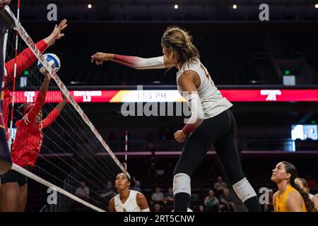 USC Trojans Outside Hitter London Wijay (2) spitzt den Ball während eines NCAA-Frauen-Volleyballspiels gegen die Marist Red Foxes am Samstag, den 9. September Stockfoto