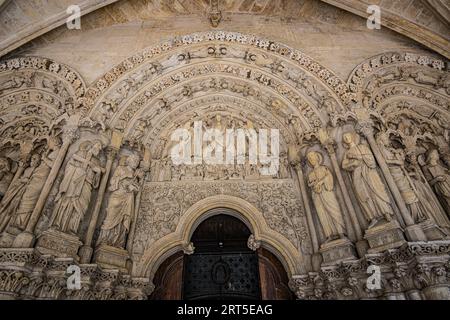 Eingang zur Basilika Saint-Seurin in der französischen Stadt Bordeaux Stockfoto
