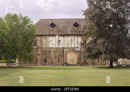 Das älteste säkulare Gebäude in Cambridge England am St Johns College ist eine Steinstruktur aus dem 12. Jahrhundert, umgeben von einer wunderschönen Landschaft Stockfoto