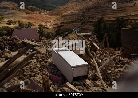 Amizmiz, Marokko. September 2023. Nach dem Erdbeben liegt ein Kühlschrank auf Trümmern und Trümmern. Das Erdbeben der Stärke 6,8 traf am Freitag, den 8. September 70 km südlich von Marrakesch und war eines der stärksten und tödlichsten in der Geschichte Marokkos, mit einer Todesrate von mehr als 2000 Menschen und Tausenden von Verletzten. (Foto: Davide Bonaldo/SIPA USA) Credit: SIPA USA/Alamy Live News Stockfoto